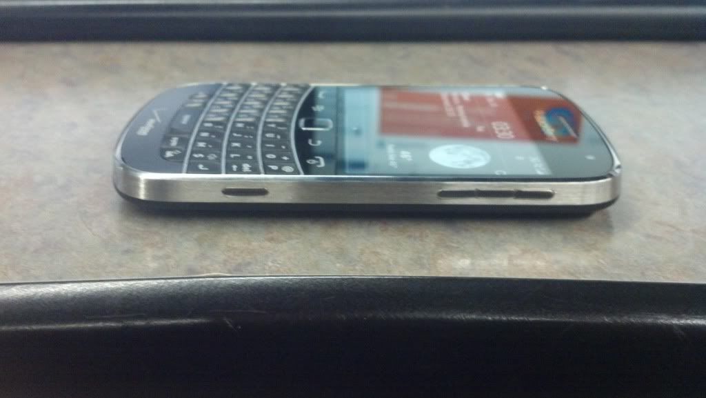 BlackBerry Bold 9930 R Side