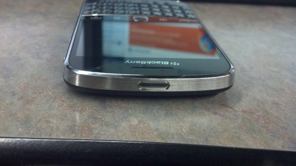 BlackBerry Bold 9930 Top